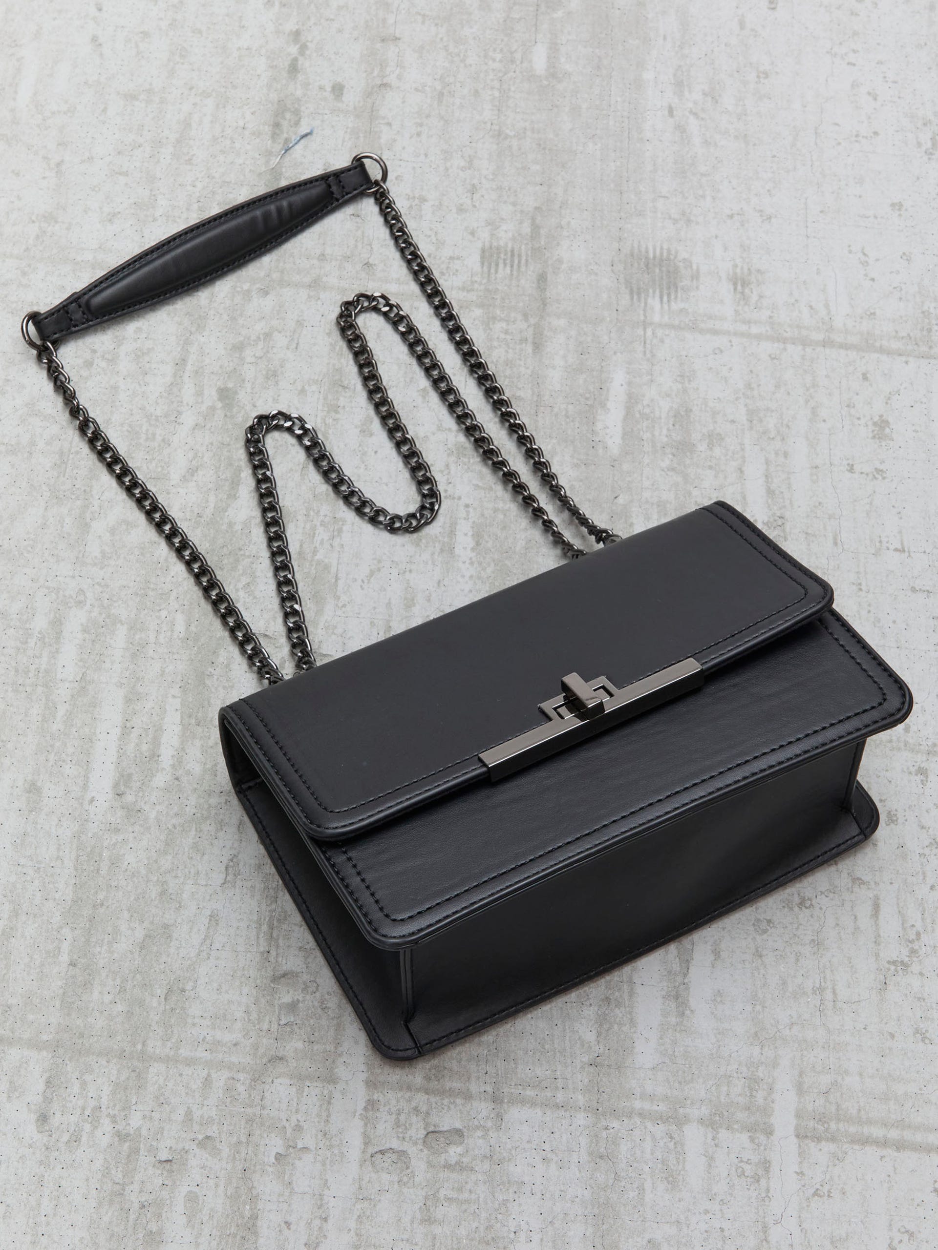 Bolsa con Detalles a Tono Negra